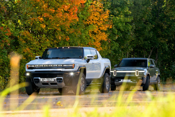 Битва электротитанов: GMC Hummer EV и Rivian R1S на полигоне 