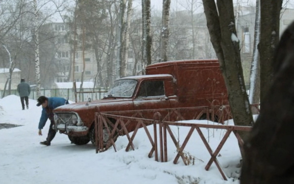 
            «Пешком не комильфо». На каких машинах ездят в сериале «Слово пацана»
        