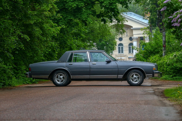 Компьютеризированный карбюратор и нереальная подвеска: опыт владения Chevrolet Caprice III