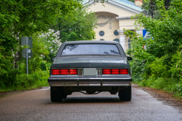 Компьютеризированный карбюратор и нереальная подвеска: опыт владения Chevrolet Caprice III