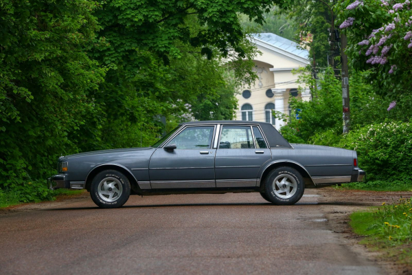 Компьютеризированный карбюратор и нереальная подвеска: опыт владения Chevrolet Caprice III