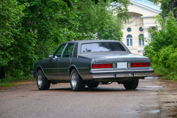 Компьютеризированный карбюратор и нереальная подвеска: опыт владения Chevrolet Caprice III