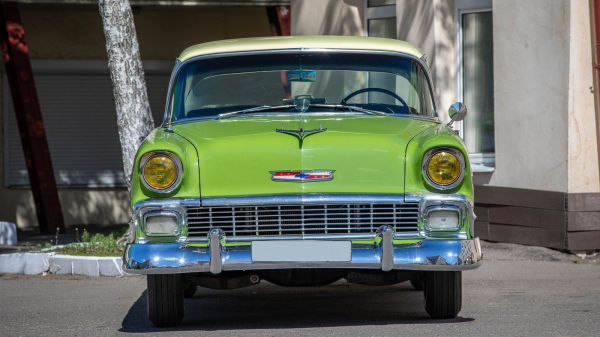 Шесть цилиндров, два цвета и ноль масляных фильтров: опыт владения Chevrolet Bel Air 1956 года