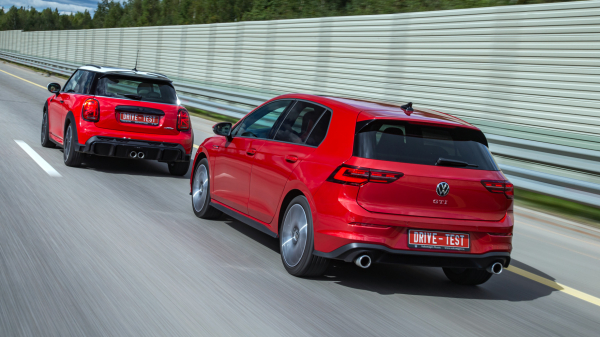 Оставляем добрый Volkswagen Golf GTI ради злого Mini JCW