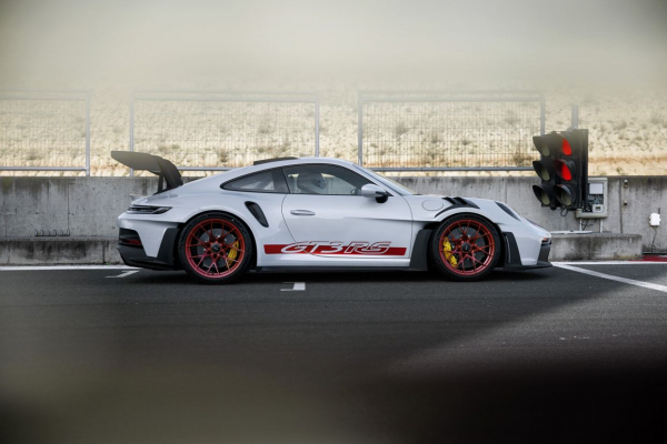 «Порше» представила новый спорткар Porsche 911 GT3 RS поколения 992 — фото и характеристики