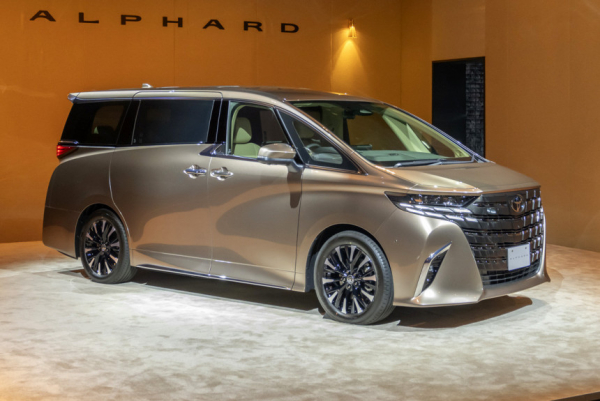 Минивэны Toyota Alphard и Vellfire: новое поколение