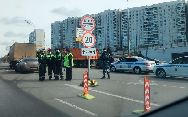 
            Евросоюз запретил водителям из России въезд на личных автомобилях
        