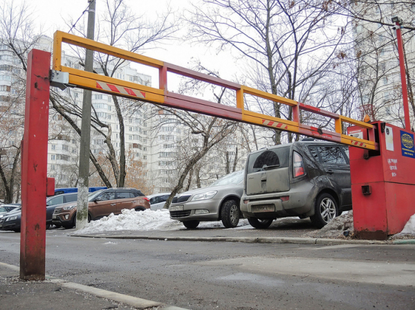 В Москве активизировались «автомстители»: плохо припаркованные машины метят нечистотами