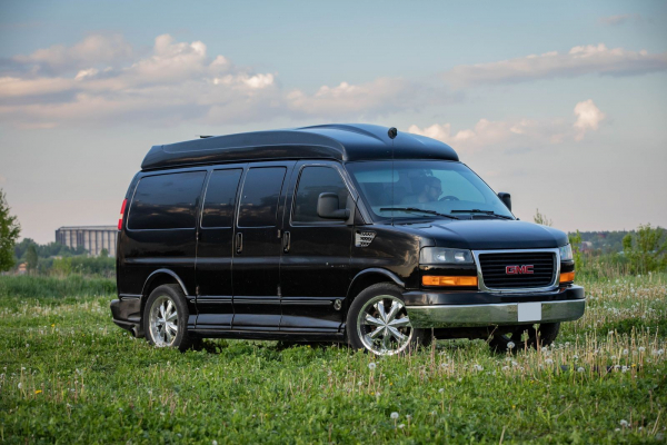 Из грузового фургона в люксовый шаттл: опыт владения GMC Savana Explorer 4х4