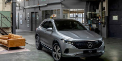 
            Mercedes-Benz обновил внешность кроссоверов EQA и EQB
        