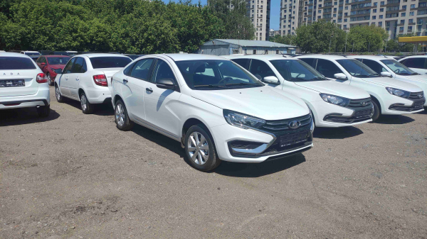 
            «Без допов никак». Почему Lada Vesta не купить по официальным ценам
        