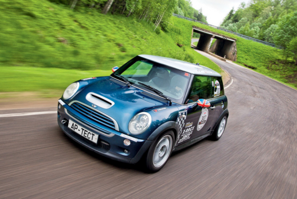 Гоночный Mini Cooper S с пробегом 311000 км — нестареющий источник наслаждения