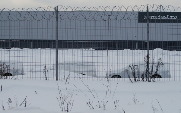 
            На бывшем заводе Mercedes обнаружены первые иномарки. Что там происходит
        