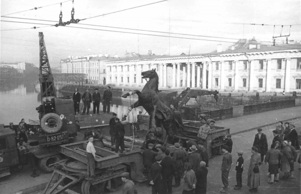 Больше значит лучше: тест-драйв трёхосного ЗИС-6