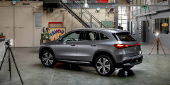 
            Mercedes-Benz обновил внешность кроссоверов EQA и EQB
        